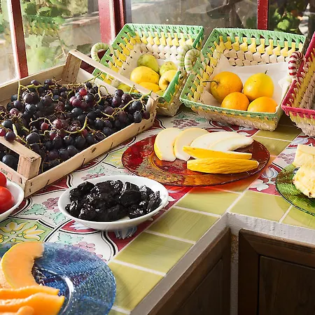 卡普里红酒酒店 3*