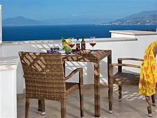 卡普里红酒酒店